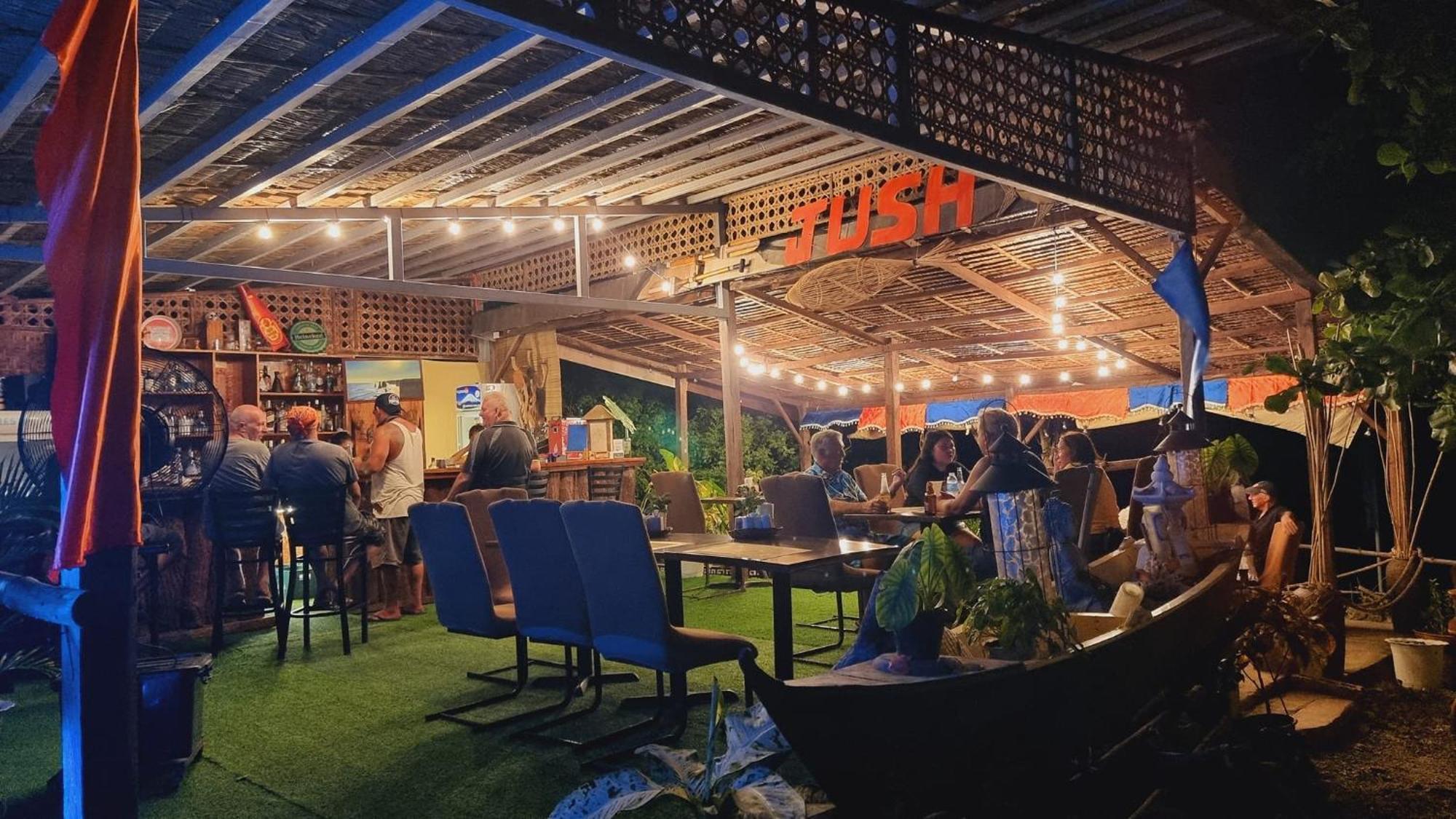 Готель Jush Native And Glamping Dauis Екстер'єр фото